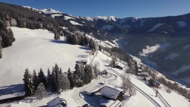 Luchtfoto Van Huizen Een Besneeuwde Berg — Stockvideo