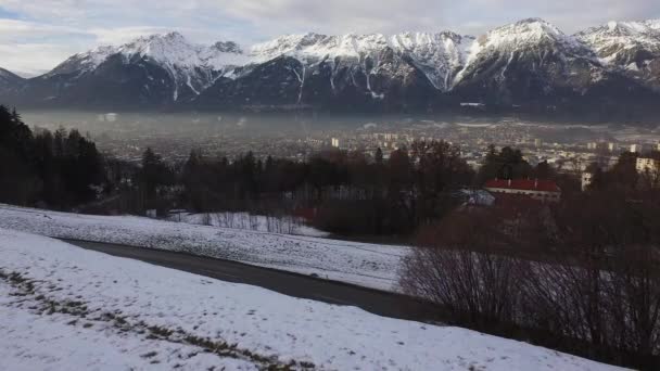 Letecký Pohled Hory Obklopující Innsbruck — Stock video