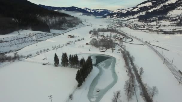 冰封湖泊的空中景观 — 图库视频影像