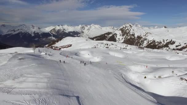 Luftaufnahme Von Skifahrern — Stockvideo