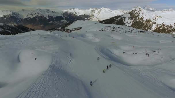 Vue Aérienne Des Skieurs — Video