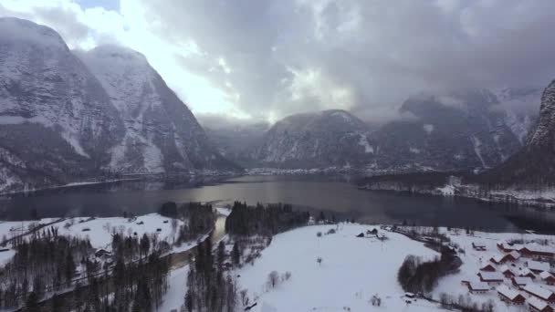 Hallstatt Gölü Nün Kışın Dağların Havadan Görünüşü — Stok video