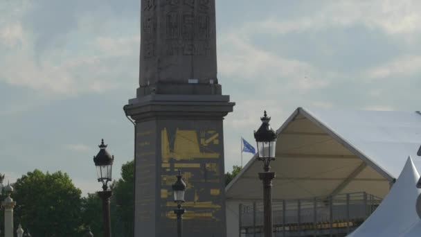 コンコルド広場でエジプトのオベリスクの傾き — ストック動画