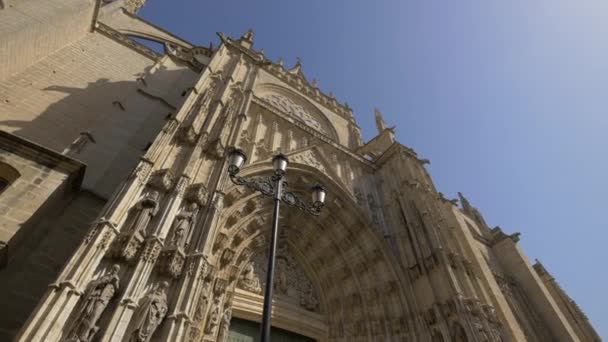 Lampione Davanti Alla Facciata Una Cattedrale — Video Stock