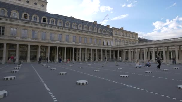 Στήλες Του Buren Στην Αυλή Του Palais Royal — Αρχείο Βίντεο