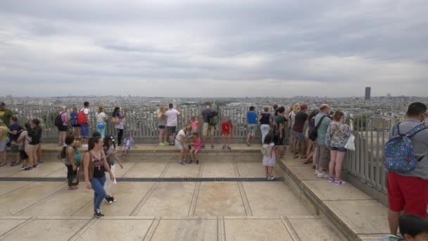 Gente Admirando Vista Desde Arco Del Triunfo — Vídeos de Stock