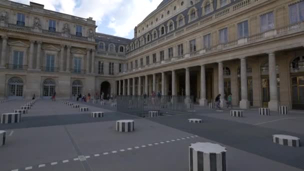 Palais Royal Avlusundaki Buren Sütunları — Stok video