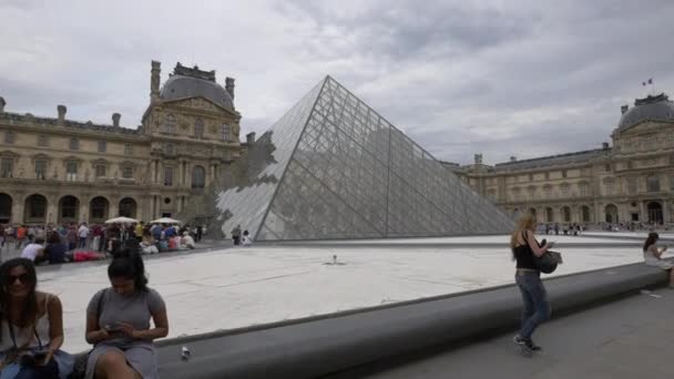 Louvre Piramis Napóleon Udvarban — Stock videók