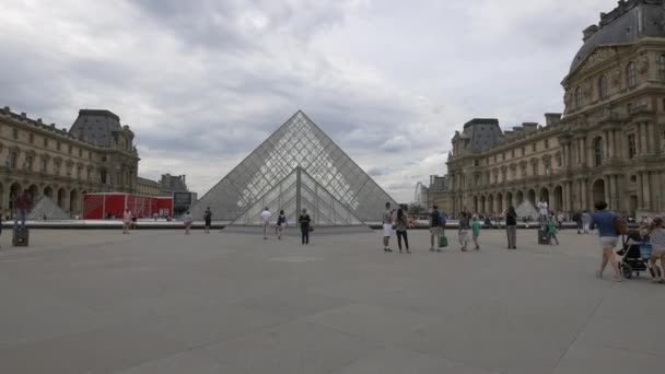 Louvre Piramidi Napolyon Avlusu Nun Merkezinde — Stok video