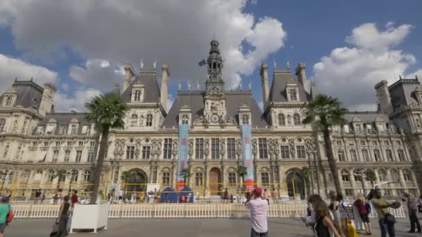 Turyści Grający Siatkówkę Przed City Hall Plaza Paryż — Wideo stockowe