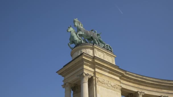 Statue Avec Des Chevaux Sur Place Des Héros — Video