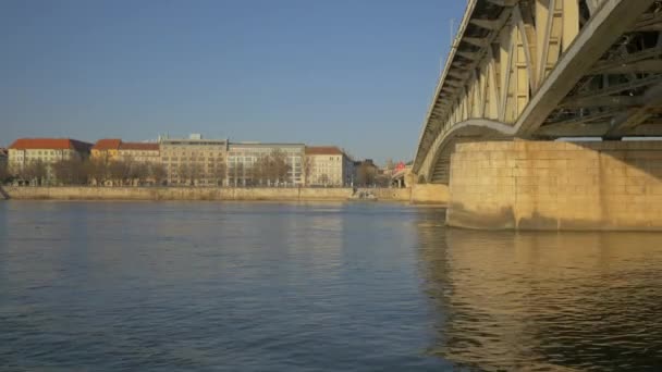Danube River Flowing Petofi Bridge — Wideo stockowe