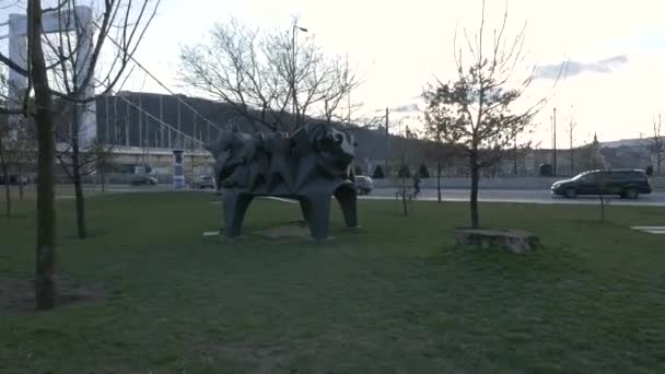 Escultura Perto Ponte Elizabeth — Vídeo de Stock