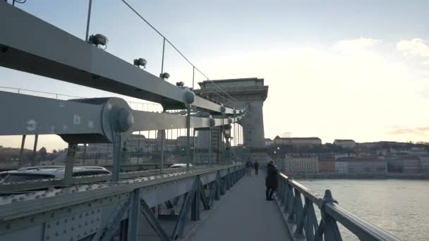 Tráfico Chain Bridge Atardecer — Vídeo de stock