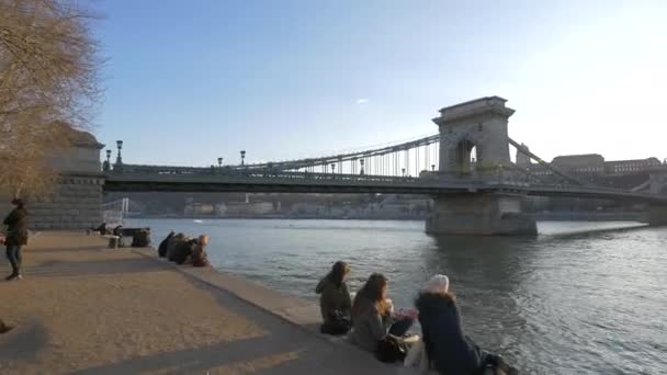 Rilassarsi Sulla Riva Del Danubio Budapest — Video Stock