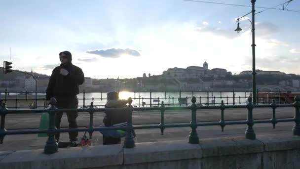 Σταθμός Τραμ Στο Ηλιοβασίλεμα Στη Βουδαπέστη — Αρχείο Βίντεο