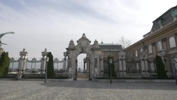 Gedecoreerde Poort Van Het Koninklijk Kasteel — Stockvideo