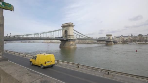 下午在匈牙利布达佩斯的Szchenyi链大桥 — 图库视频影像