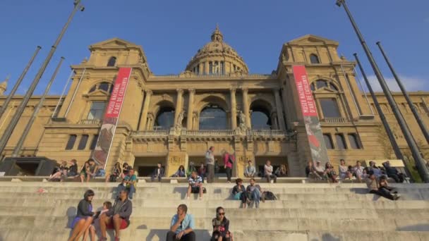 バルセロナ国立宮殿前の観光客 — ストック動画