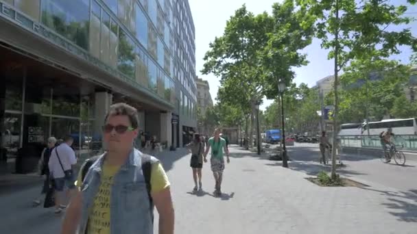 Séta Passeig Gracia Barcelonában — Stock videók