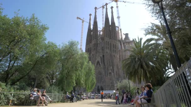 Άνθρωποι Κοντά Στη Sagrada Familia Στη Βαρκελώνη — Αρχείο Βίντεο