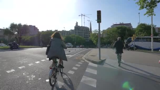 Montar Bicicleta Una Calle Barcelona — Vídeo de stock