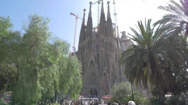 从巴塞罗那高迪广场看到的Sagrada Familia — 图库视频影像