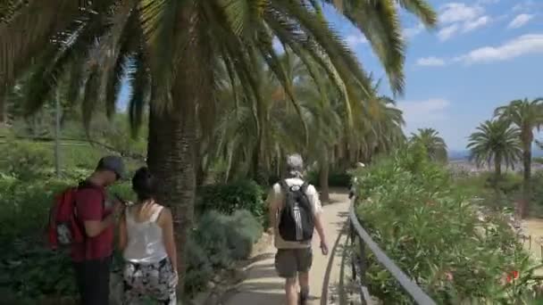 バルセロナのパーク グエルを歩くバックパックを持つ男 — ストック動画
