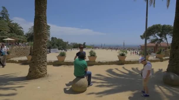 Turistas Park Guell Barcelona — Vídeo de Stock
