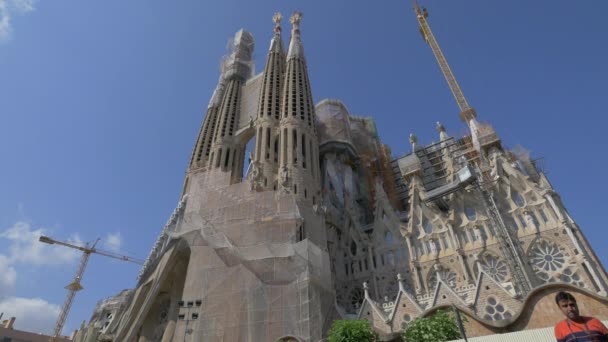 Sagrada Familia Barcelona Nın Düşük Açılı Görüntüsü — Stok video