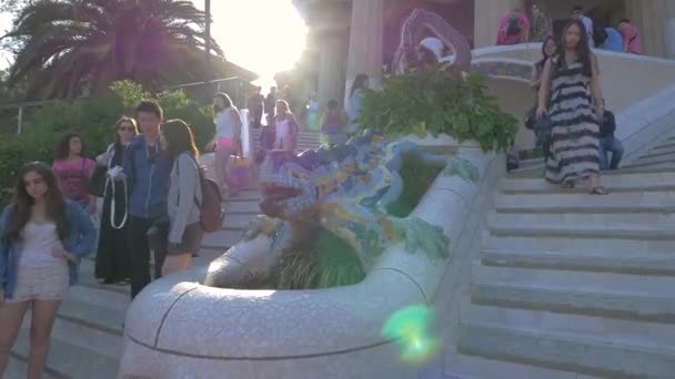 Mozaïekhagedis Fontein Park Guell Barcelona — Stockvideo