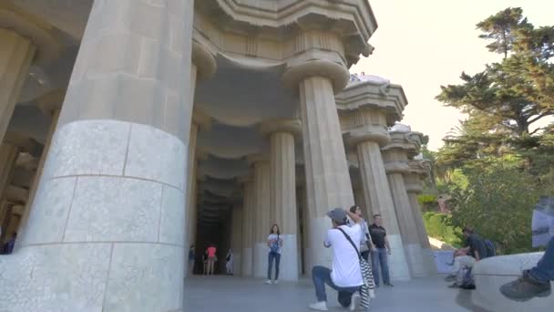 Toeristen Bezoeken Park Guell Barcelona — Stockvideo