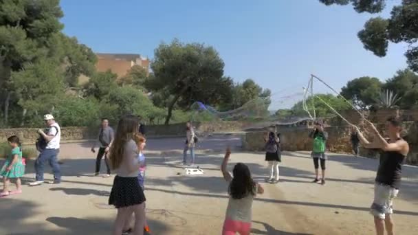 Giocare Con Grandi Bolle Sapone Park Guell — Video Stock