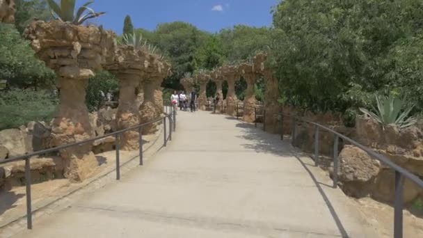 Turyści Park Guell Barcelona — Wideo stockowe