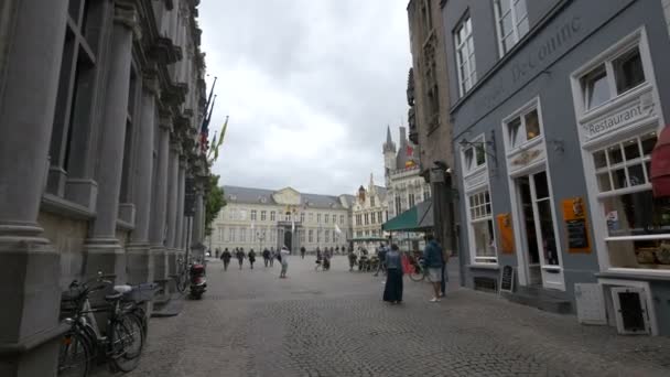 Turistas Burg Square Brujas — Vídeo de stock