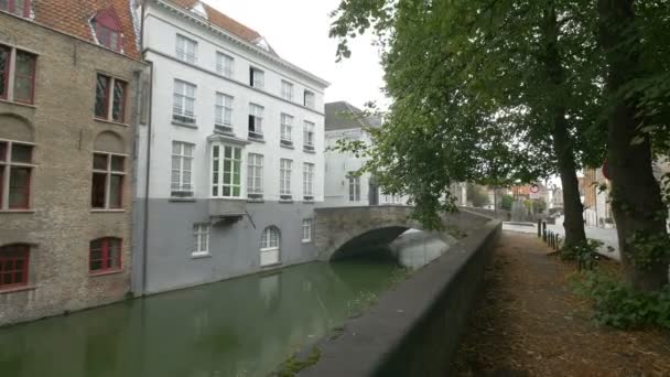 Gebouwen Aan Waterkant Van Het Dijverkanaal Brugge — Stockvideo