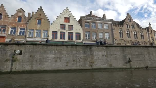 Gebouwen Aan Waterkant Van Het Dijverkanaal — Stockvideo