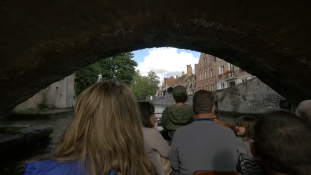 Łódź Turystami Pływających Pod Mostem — Wideo stockowe
