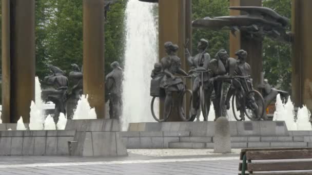 Estátuas Ciclistas Uma Fonte Saltitante — Vídeo de Stock