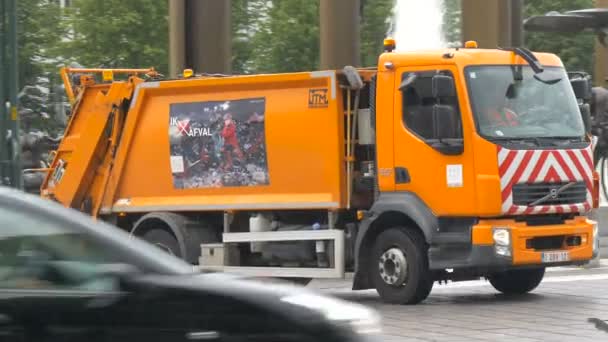 Zicht Orange Vuilniswagen — Stockvideo