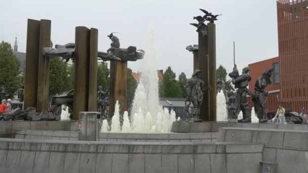 Springbrunnen Mit Statuen Auf Dem Platz Zand — Stockvideo