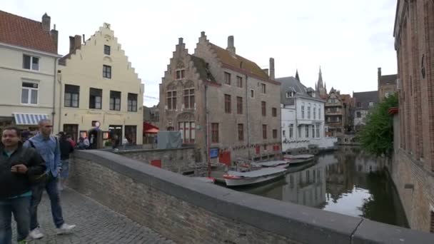Pessoas Caminhando Perto Canal Dijver Bruges — Vídeo de Stock