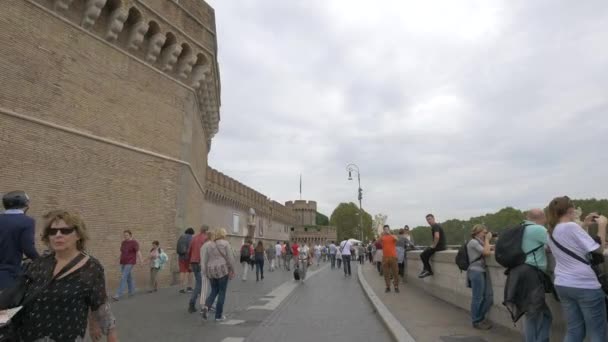 Folk Går Nära Sant Angelo Slott — Stockvideo