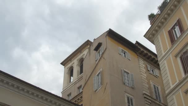 Niedriger Blickwinkel Auf Alte Gebäude — Stockvideo