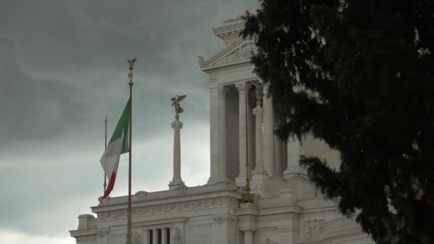 Italiensk Flagga Viftar Framför Altare Della Patria — Stockvideo