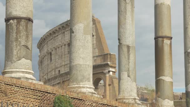 Coliseo Visto Entre Columnas Arruinadas — Vídeo de stock