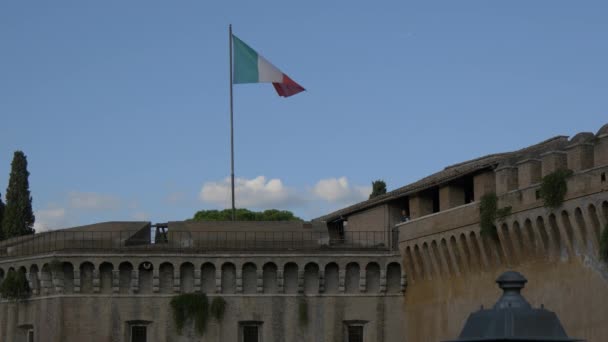 Drapeau Italien Agitant Sur Les Murs Château — Video