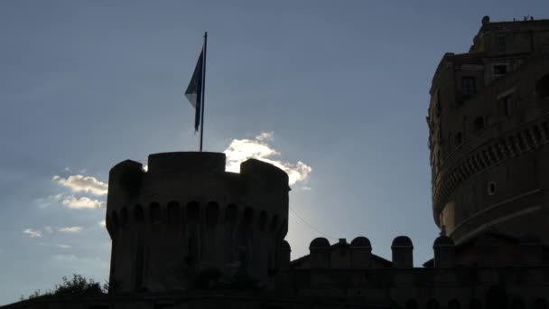 Drapeau Agitant Sur Sommet Château — Video