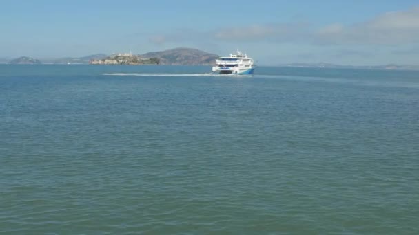 Barco Flutuando Perto Pier Ferry Arch — Vídeo de Stock