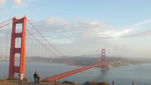 Touristen Der Nähe Der Golden Gate Bridge — Stockvideo